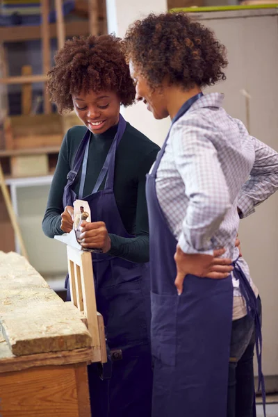 Tutor Female Carpentry Student Workshop Studying Apprenticeship College Planing Wood — Stock Photo, Image