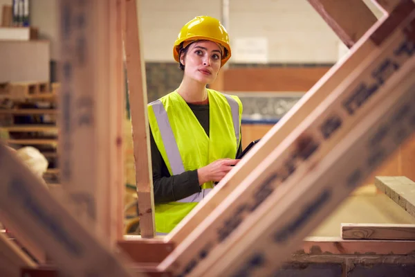 Inspector Seguridad Femenina Con Tableta Digital Sitio Construcción —  Fotos de Stock