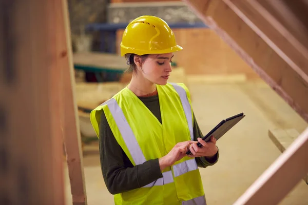 Inspecteur Sécurité Féminin Avec Tablette Numérique Sur Chantier Construction — Photo