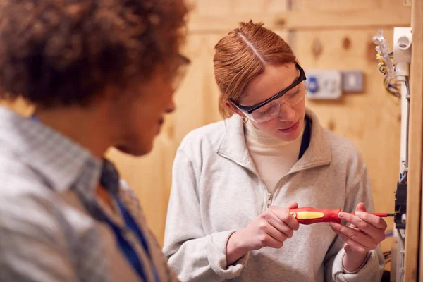 Tutorin Mit Elektriker Auszubildender Werkstattstudium Für Lehrstelle College — Stockfoto