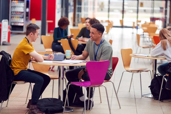 Gemeenschappelijke Ruimte Van Drukke College Campus Met Studenten Werken Aan — Stockfoto