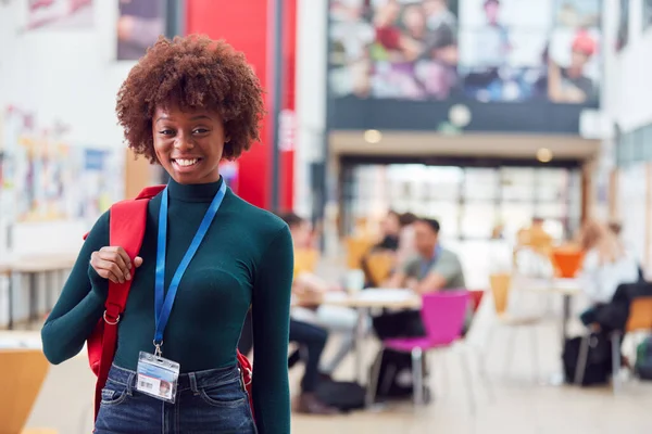 Portrait Une Étudiante Souriante Collège Dans Campus Communautaire Occupé — Photo