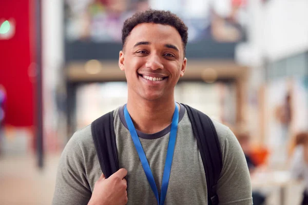 Portret Uśmiechniętego Studenta College Ruchliwym Budynku Kampusu — Zdjęcie stockowe