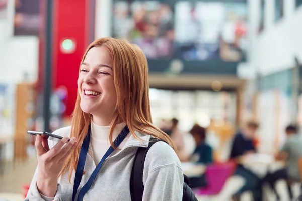 Glimlachende Vrouwelijke Student Praten Mobiele Telefoon Drukke Gemeenschappelijke Campus Gebouw — Stockfoto