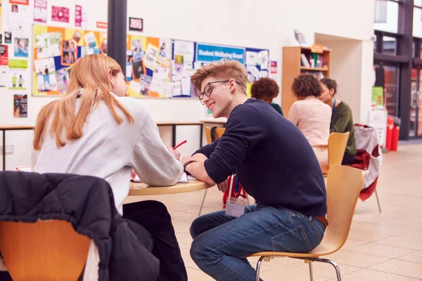 Gemensamt Område För Upptagen Högskola Campus Med Studenter Som Arbetar — Stockfoto