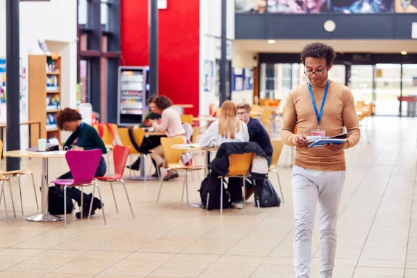 Área Comunitaria Del Campus Universitario Ocupado Con Tutor Estudiantes Que — Foto de Stock