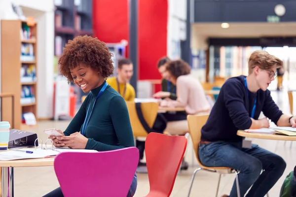 Gemeenschappelijke Ruimte Van Drukke College Campus Met Studenten Werken Aan — Stockfoto