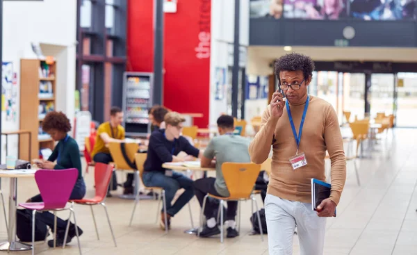 Gemensamt Område För Upptagen Högskola Campus Med Studenter Som Arbetar — Stockfoto