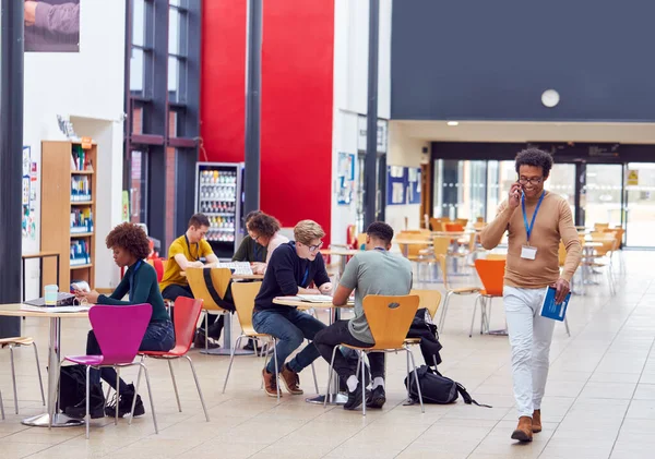 Gemensamt Område För Upptagen Högskola Campus Med Studenter Som Arbetar — Stockfoto