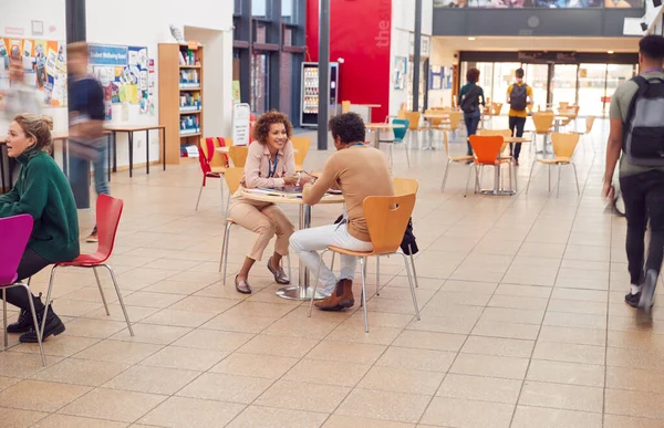 College Tutors Hebben Vergadering Drukke Gemeenschappelijke Campus Building — Stockfoto