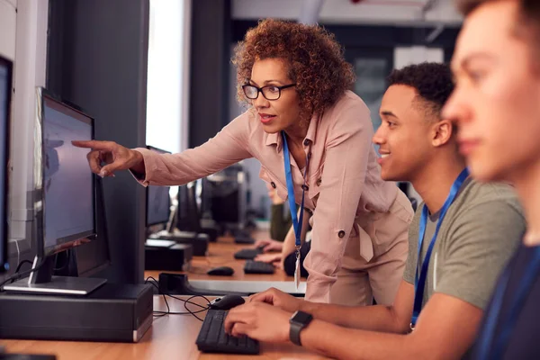 Grupp Högskolestudenter Med Handledare Studera Datordesign Sitter Monitorer Klassrummet — Stockfoto