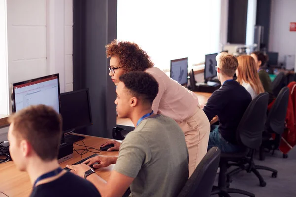 Skupina Vysokoškolských Studentů Lektorem Studium Počítačového Designu Sedí Monitorech Třídě — Stock fotografie