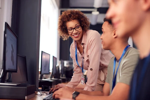 Grupp Högskolestudenter Med Handledare Studera Datordesign Sitter Monitorer Klassrummet — Stockfoto