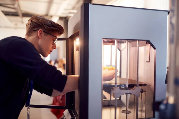 男性大学生3Dプリント機を使った工学を学ぶ — ストック写真