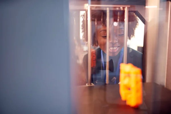 女子大生3Dプリント機で工学を学ぶ — ストック写真