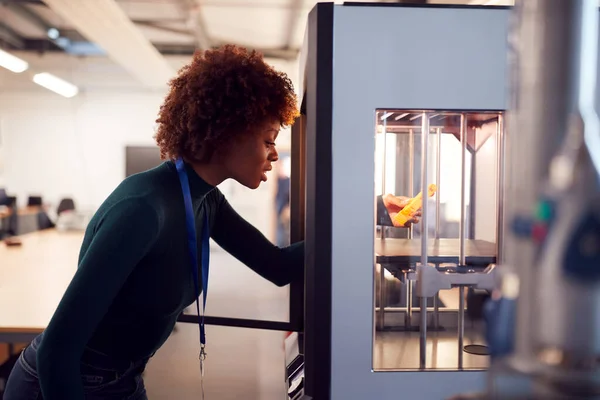 Female College Student Studying Engineering Using Printing Machine — Stock Photo, Image