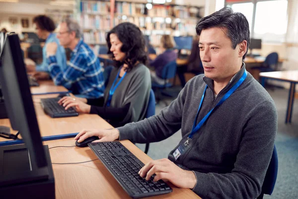 Grupo Estudantes Adultos Maduros Classe Trabalhando Computadores Biblioteca Universitária — Fotografia de Stock