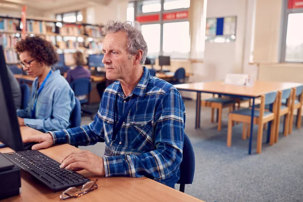 Skupina Dospělých Dospělých Studentů Třídě Pracující Počítačích Knihovně College — Stock fotografie