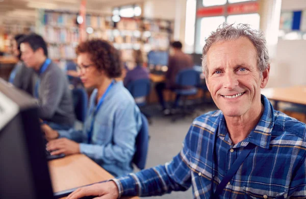 Portret Mężczyzny Dorosły Student Klasie Pracujący Komputerach Bibliotece Uczelni — Zdjęcie stockowe