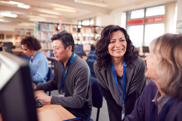 Leraar Met Groep Volwassen Volwassen Leerlingen Klas Werken Bij Computers — Stockfoto