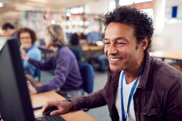 Grupp Mogna Vuxna Studenter Klassen Arbetar Datorer College Library — Stockfoto