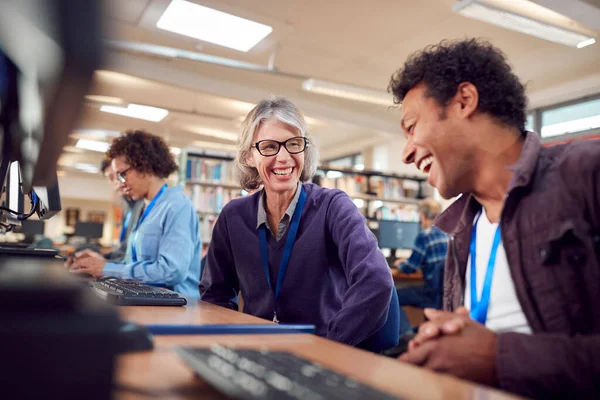 Yetişkin Öğrenciler Grubuna Sahip Öğretmen Üniversite Kütüphanesinde Bilgisayar Bölümünde Çalışıyor — Stok fotoğraf