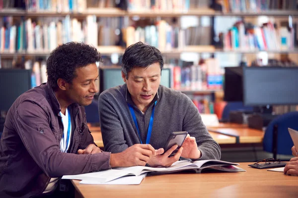 Leraar Met Volwassen Volwassen Volwassen Student Met Behulp Van Mobiele — Stockfoto