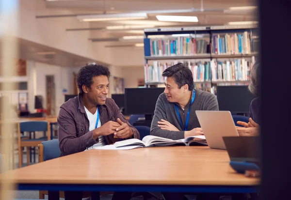 Leraar Met Volwassen Man Volwassen Student Zitten Aan Tafel Werken — Stockfoto