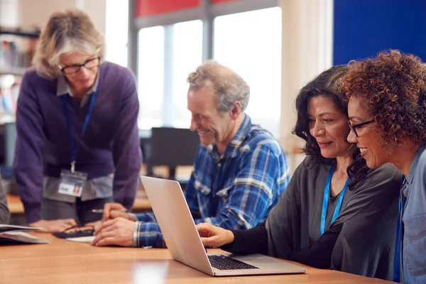 Lehrer Mit Gruppe Von Reif Erwachsene Students Klasse Sit Tisch — Stockfoto