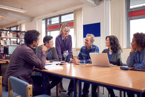 Insegnante Con Gruppo Adulti Adulti Adulti Classe Sedersi Intorno Tavolo — Foto Stock