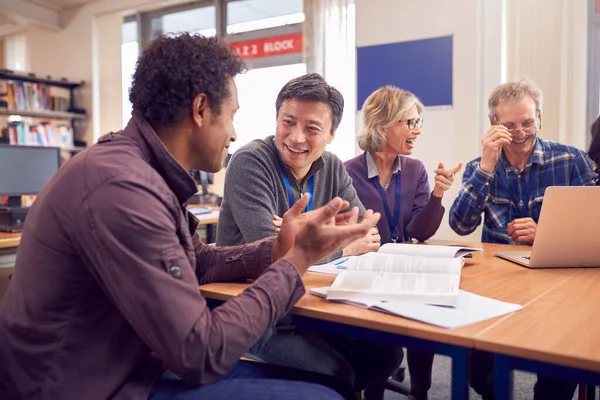 Professeur Avec Groupe Étudiants Adultes Matures Classe Assis Autour Table — Photo