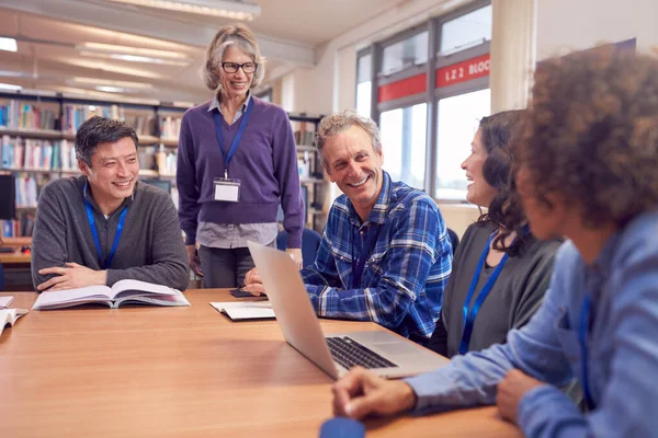 Professeur Avec Groupe Étudiants Adultes Matures Classe Assis Autour Table — Photo