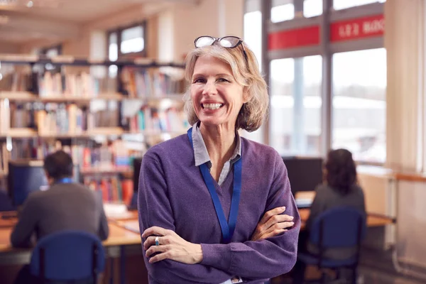 Portrait Une Enseignante Mature Étudiant Bibliothèque Avec Autres Étudiants Étudiant — Photo