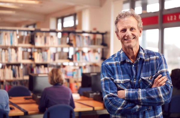 Ritratto Maturo Maschio Insegnante Studente Biblioteca Con Altri Studenti Che — Foto Stock