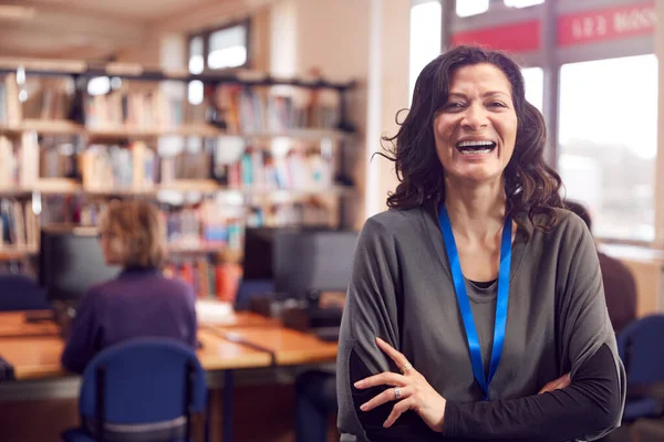 Ritratto Maturo Maschio Insegnante Studente Biblioteca Con Altri Studenti Che — Foto Stock