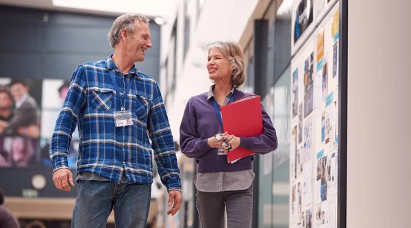 Twee Volwassen Studenten Docenten Wandelen Door Gemeenschappelijke Hal Van Drukke — Stockfoto