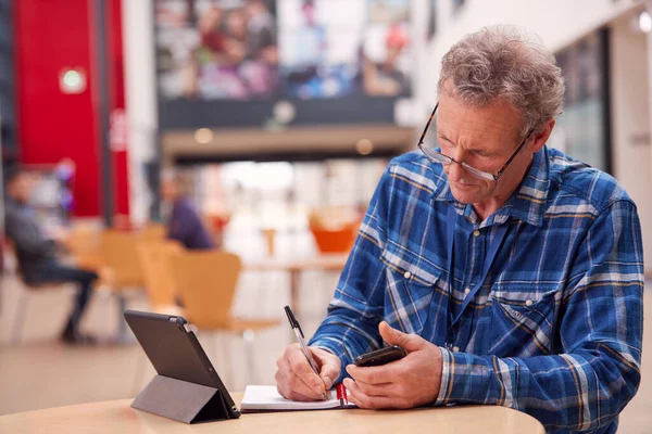 Professeur Masculin Mature Étudiant Avec Tablette Numérique Téléphone Portable Travaillant — Photo