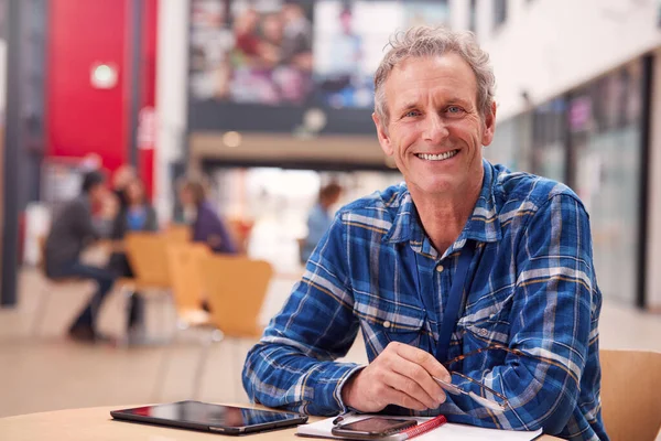 Porträt Eines Reifen Männlichen Lehrers Oder Studenten Mit Digitalem Tablet — Stockfoto