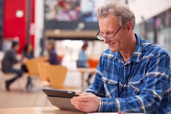 Gammal Man Lärare Eller Elev Med Digital Surfplatta Arbetar Vid — Stockfoto