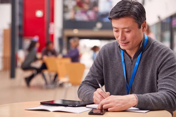 Maturo Maschio Insegnante Studente Con Tavoletta Digitale Lavoro Tavola College — Foto Stock