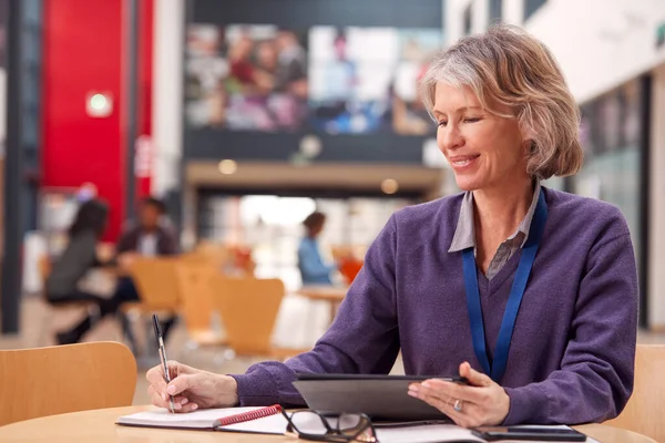 Volwassen Vrouw Leraar Student Met Digitale Tablet Werken Aan Tafel — Stockfoto