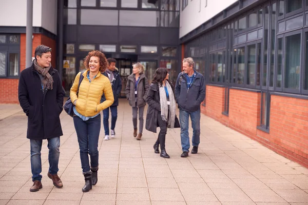 Groupe Étudiants Matures Souriants Marchant Extérieur Bâtiment Collège — Photo