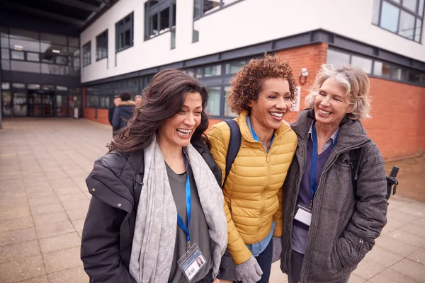 Groep Van Glimlachende Vrouwelijke Volwassen Studenten Wandelen Buiten College Building — Stockfoto