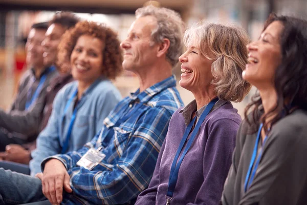 Grupp Nonchalant Klädda Affärsmän Och Affärskvinnor Lyssnar Presentation Vid Konferensen — Stockfoto