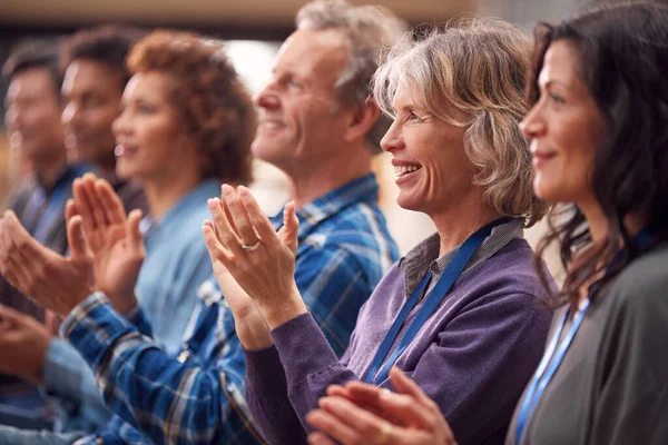 Group Cadresdresssed Businessmen Businesswomen Applauding Presentation Conference — 스톡 사진