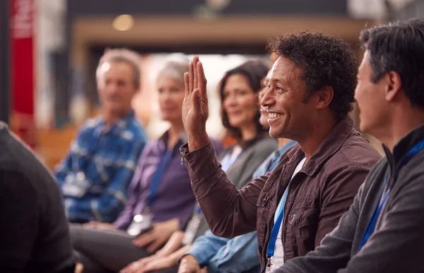 Businessman Presentation Conference Raising Hand Ask Question — Stock Photo, Image