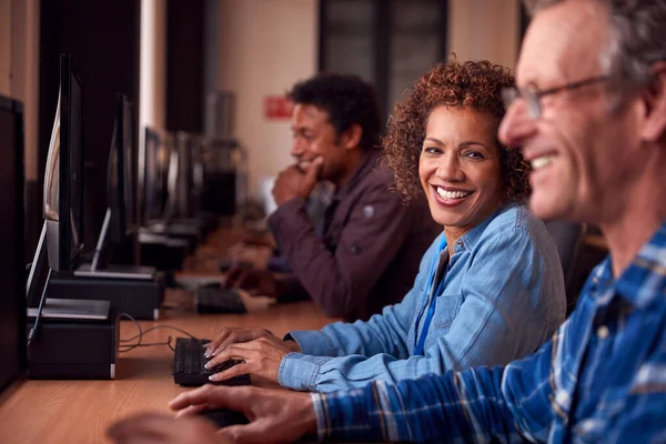 Gruppe Von Reifen Erwachsenen Studenten Der Klasse Arbeiten Computern Der — Stockfoto