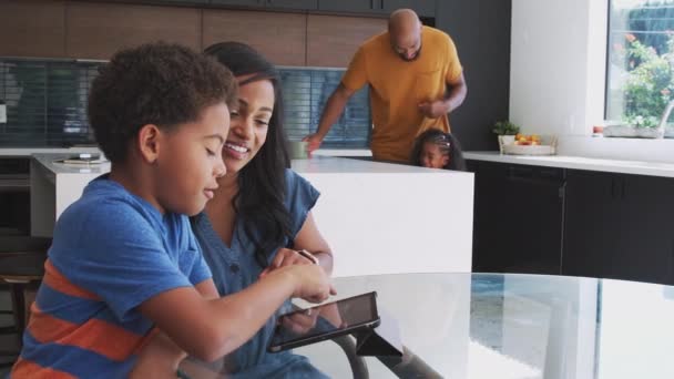 Αφροαμερικανοί Γονείς Βοηθώντας Γιο Χρησιμοποιώντας Ψηφιακή Ταμπλέτα Για Μελετήσει Σπίτι — Αρχείο Βίντεο
