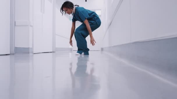 Stresli Çok Çalışan Kadın Doktor Önlük Giyip Hastane Koridorunda Oturuyor — Stok video