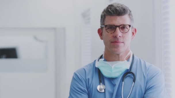 Porträtt Manlig Läkare Med Stetoskop Bär Skurar Som Passeras Kvinnlig — Stockvideo